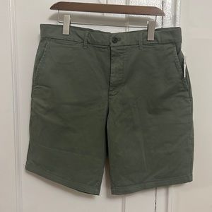 NWT Gap Men’s 10” khaki Shorts